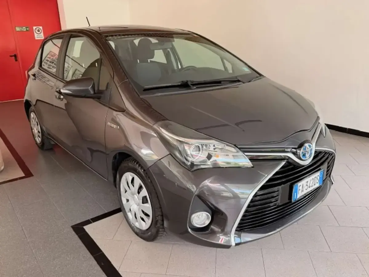 Usata Toyota Yaris Hybrid Active 75 CV (55 kW) 2015 Grigio Berlina
