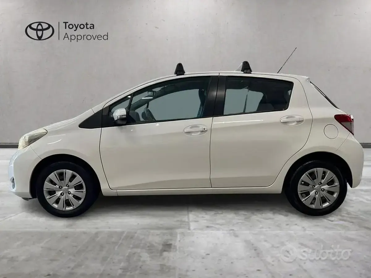 Usata Toyota Yaris 69 CV (50 kW) 2014 Bianco Utilitaria