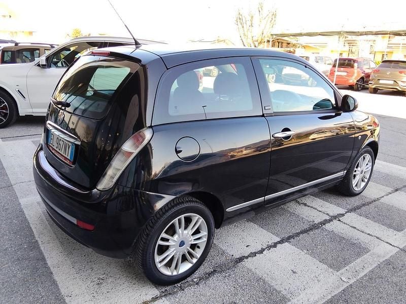 Usata Lancia Ypsilon 75 CV (55 kW) 2012 Nero Utilitaria