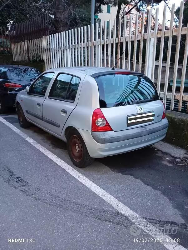 Usado Renault Clio II 58 CV (42 kW) 2002 Gris Berlina