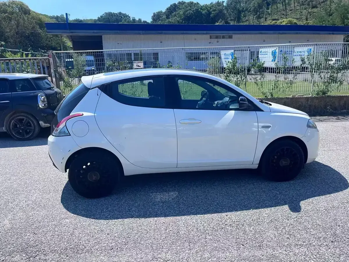 Usata Lancia Ypsilon Silver 69 CV (50 kW) 2013 Bianco Utilitaria