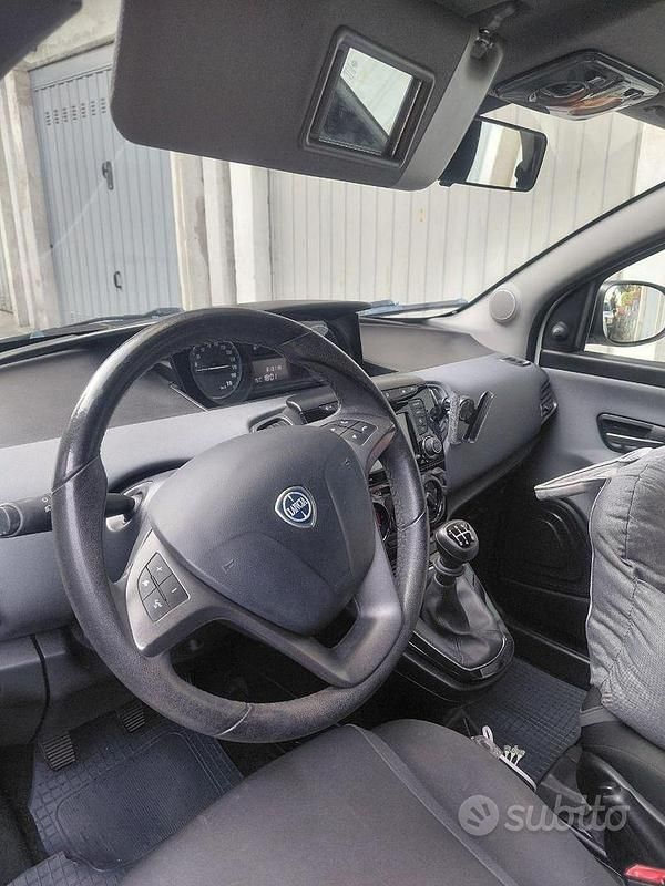 Begagnad Lancia Ypsilon Silver 69 HK (50 kW) 2016 Vit Halvkombi