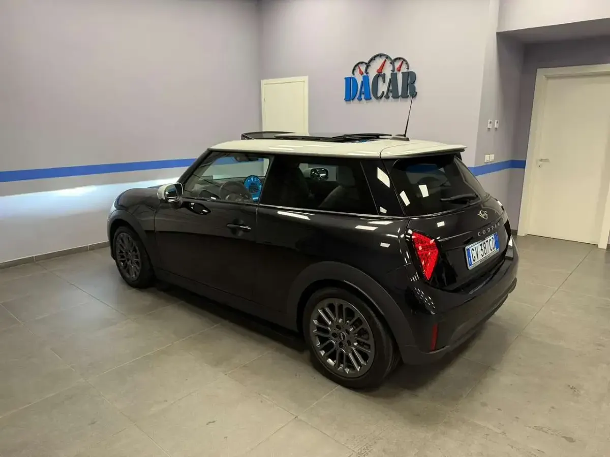 Usata Mini Cooper Classic 204 CV (150 kW) 2024 Midnight black ii Utilitaria