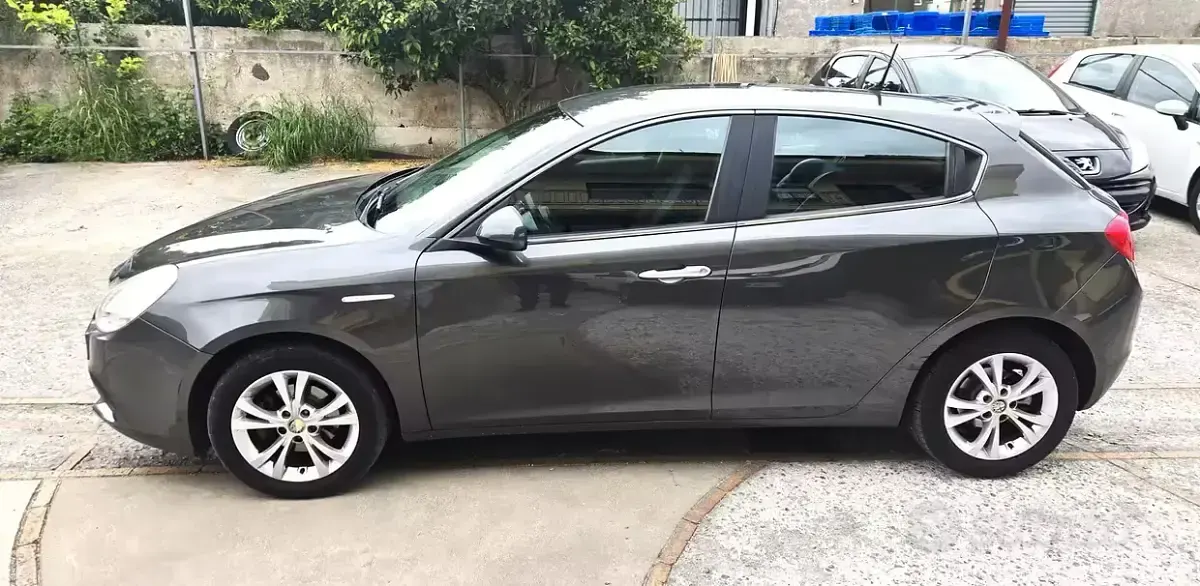 Usata Alfa Romeo Giulietta 105 CV (77 kW) 2010 Grigio Utilitaria