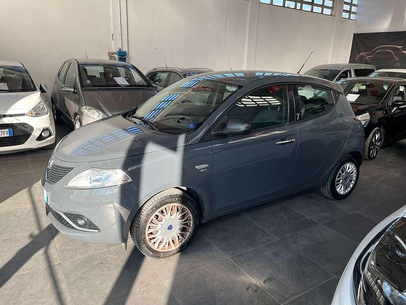 Usata Lancia Ypsilon Silver 69 CV (50 kW) 2016 Grigio Utilitaria