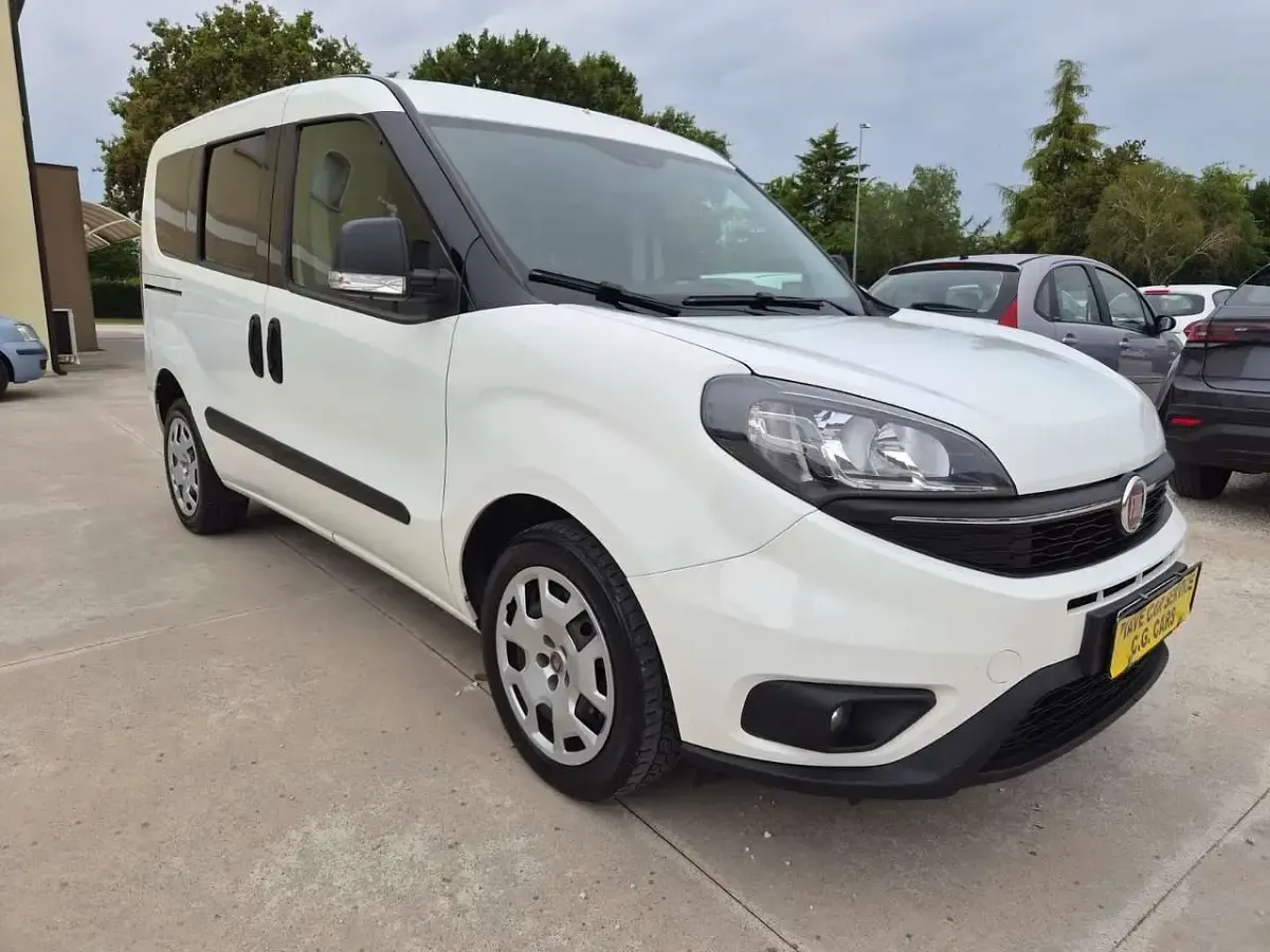 Usata Fiat Doblò Lounge 120 CV (88 kW) 2021 Bianco Monovolume