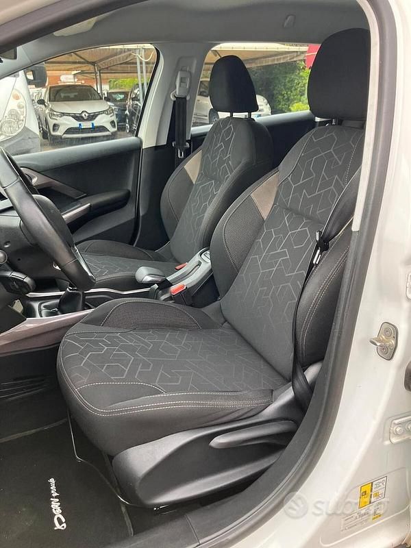 Usata Peugeot 2008 Active 100 CV (73 kW) 2015 Bianco SUV