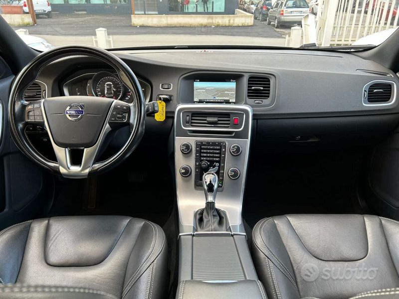 Usata Volvo V60 150 CV (110 kW) 2017 Grigio Station wagon