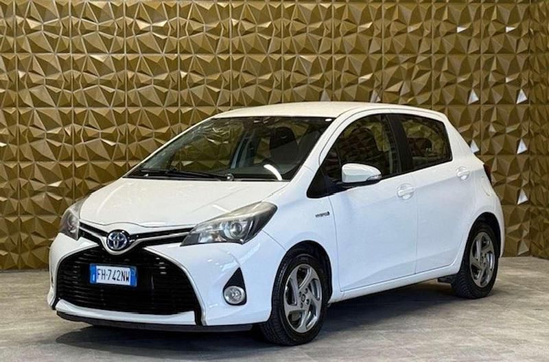 Usata Toyota Yaris Hybrid Cool 73 CV (53 kW) 2017 Bianco Berlina