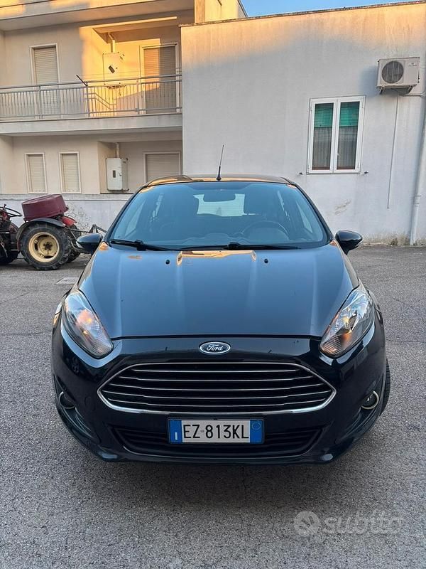 Usata Ford Fiesta 75 CV (55 kW) 2015 Nero Berlina