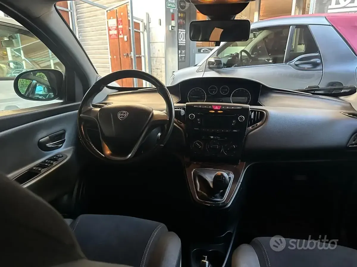 Usata Lancia Ypsilon 85 CV (62 kW) 2014 Grigio Utilitaria