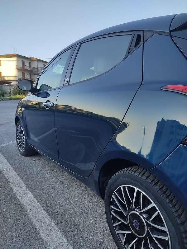 Usata Lancia Ypsilon Platinum 69 CV (50 kW) 2015 Blu Utilitaria