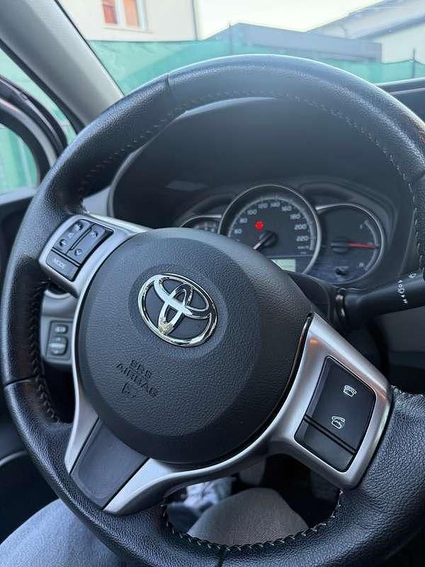 Usata Toyota Yaris Active 69 CV (50 kW) 2015 Grigio Berlina