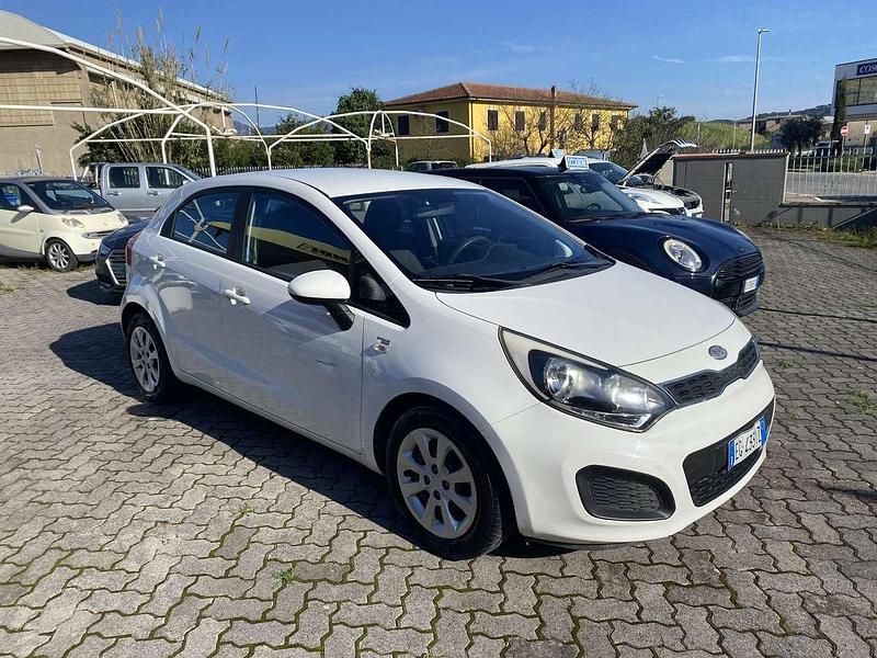 Usado Kia Rio LX 86 HP (63 kW) 2011 Branco Sedan