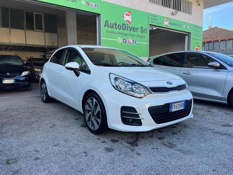 Usata Kia Rio 75 CV (55 kW) 2015 Bianco Berlina