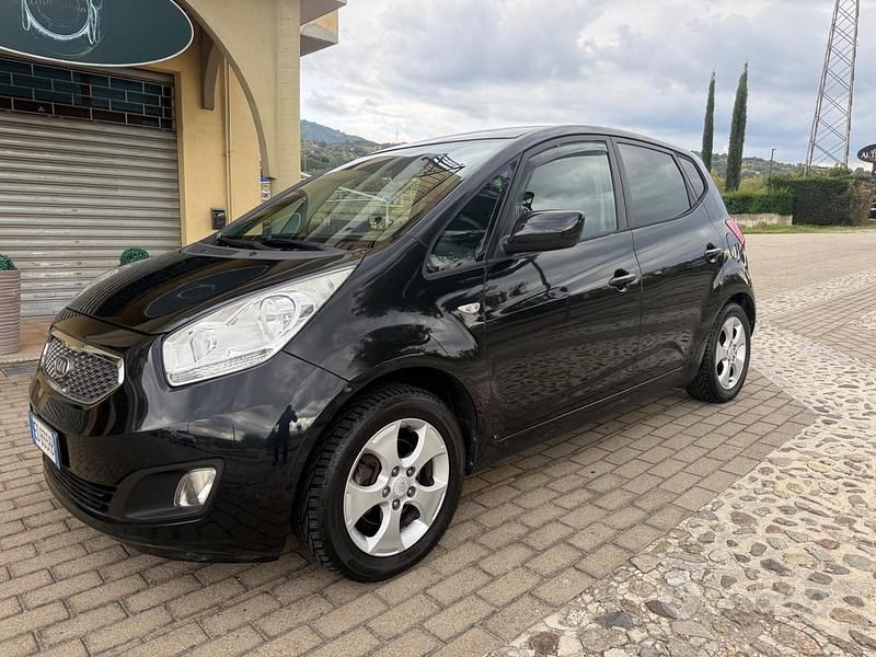 Nero Usata 2010 Kia Venga Due volumi | 6500 € (Cara) - Immagine 1/4