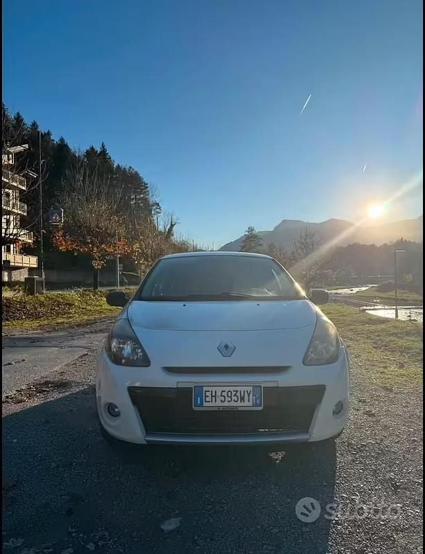 Usata Renault Clio II Dynamique 86 CV (63 kW) 2011 Bianco Berlina