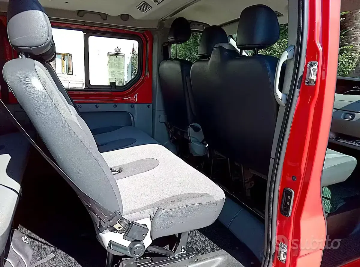 Usata Renault Trafic 100 CV (73 kW) 2009 Rosso Monovolume