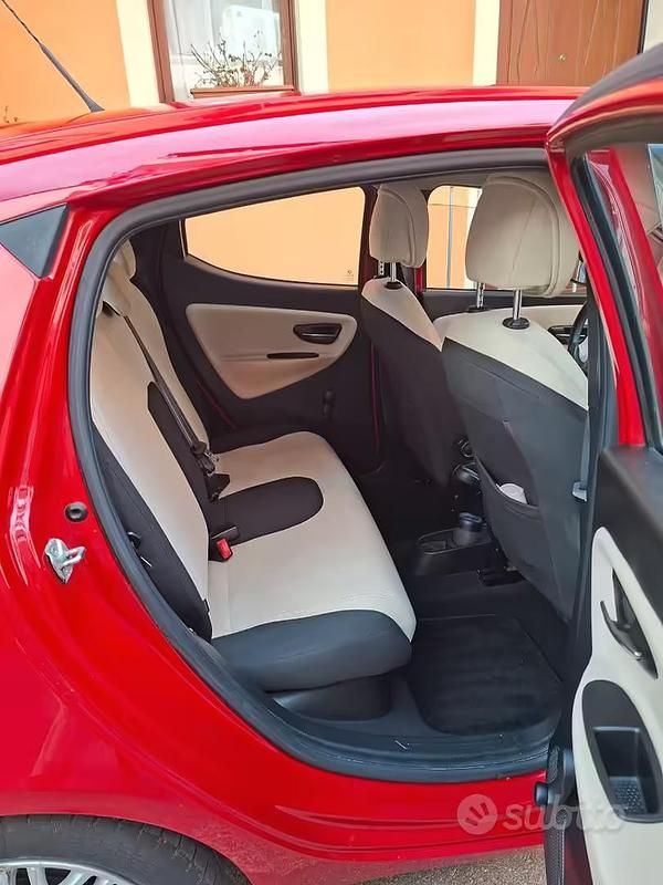Usata Lancia Ypsilon 85 CV (62 kW) 2015 Rosso Utilitaria