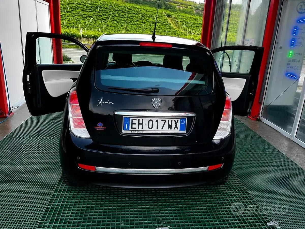 Usata Lancia Ypsilon 75 CV (55 kW) 2011 Nero Utilitaria