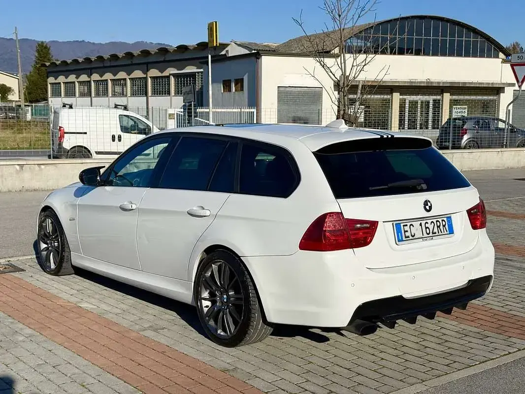 Begagnad BMW 320 M Sport 184 HK (135 kW) 2010 Vit Kombi