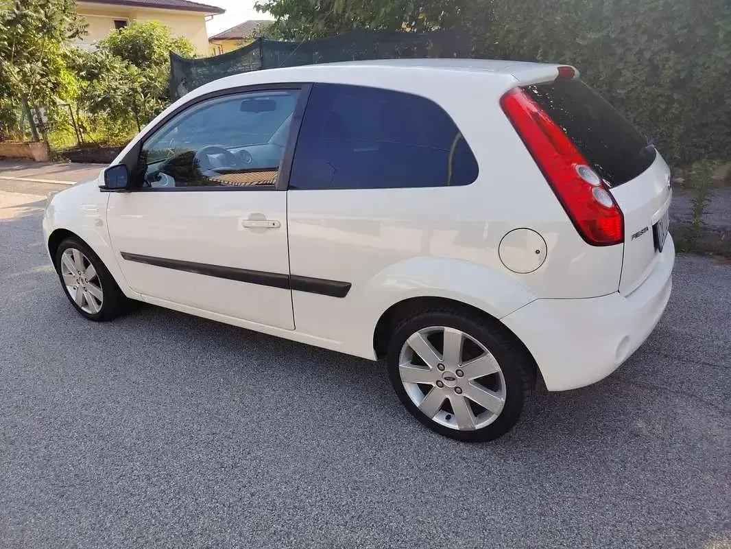 Usata Ford Fiesta Titanium 79 CV (58 kW) 2006 Utilitaria