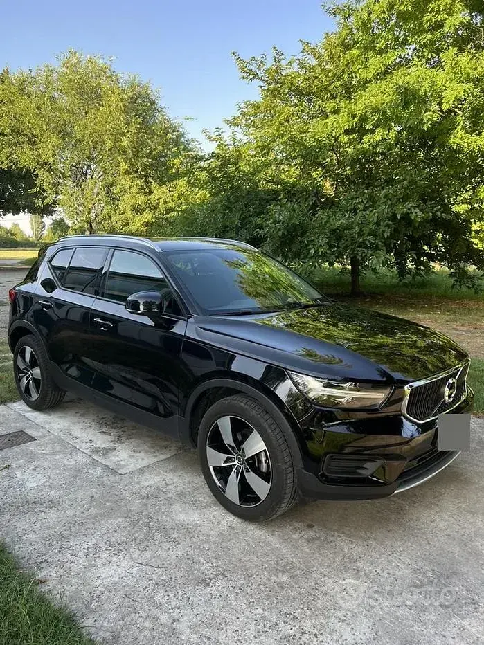 Usata Volvo XC40 Momentum 150 CV (110 kW) 2021 Nero SUV