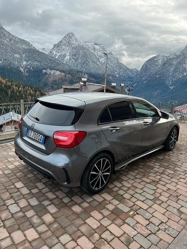 Grigio Usata 2014 Mercedes A160 Premium Due volumi | 10.400 € (Ottimo prezzo) - Immagine 1/4