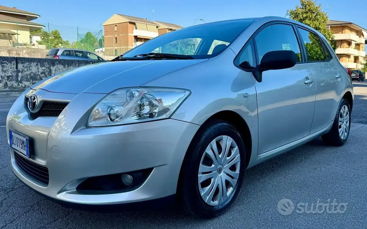 Usata Toyota Auris Sol 124 CV (91 kW) 2007 Grigio Utilitaria