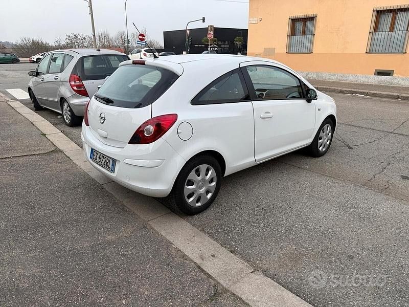 Usata Opel Corsa 65 CV (47 kW) 2013 Bianco Utilitaria