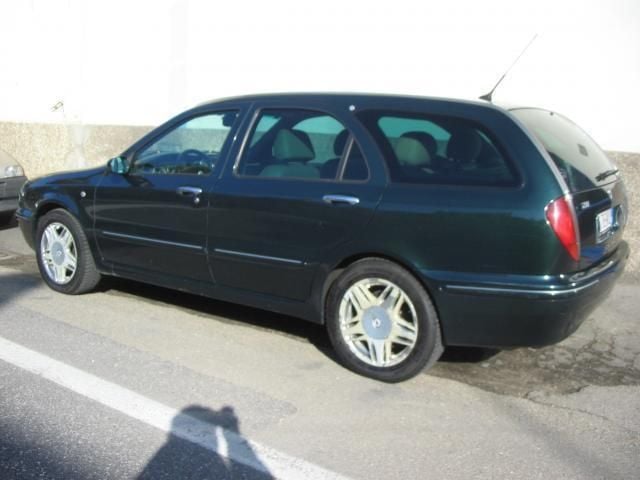https://images.autouncle.com/it/car_images/37296e77-e329-4fe1-9c67-8c2790641054_lancia-lybra-jtd-s-w-intensa-2002.jpg