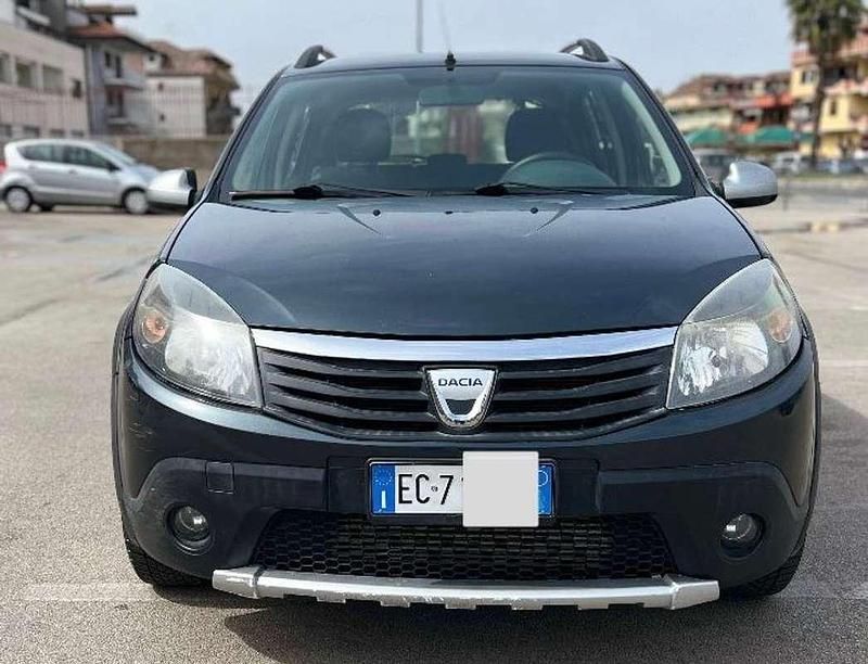 Usata Dacia Sandero Lauréate 68 CV (50 kW) 2011 Berlina