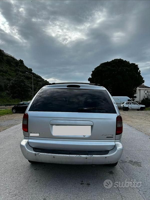 Usata Chrysler Voyager 143 CV (105 kW) 2002 Grigio Monovolume