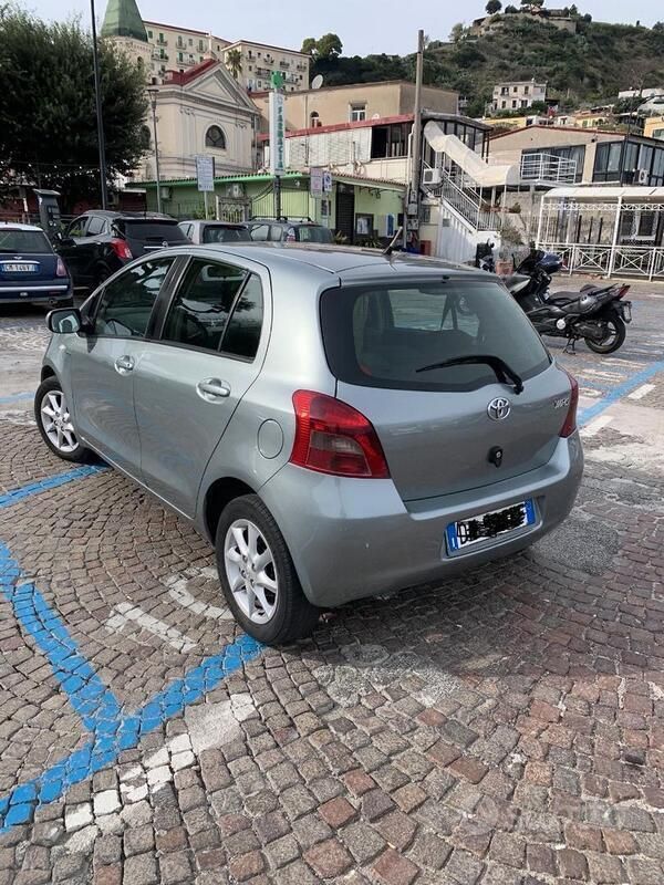 Grigio Usata 2008 Toyota Yaris Due volumi | 3300 € (Buon prezzo) - Immagine 1/4