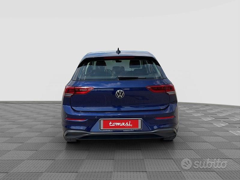 Begagnad VW Golf VIII Life 110 HK (80 kW) 2023 Blå Sedan
