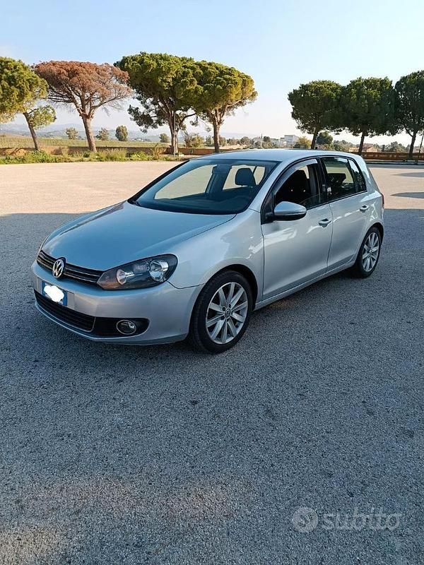 Grigio Usata 2010 VW Golf VI Tre volumi | 4900 € (Super prezzo) - Immagine 1/4