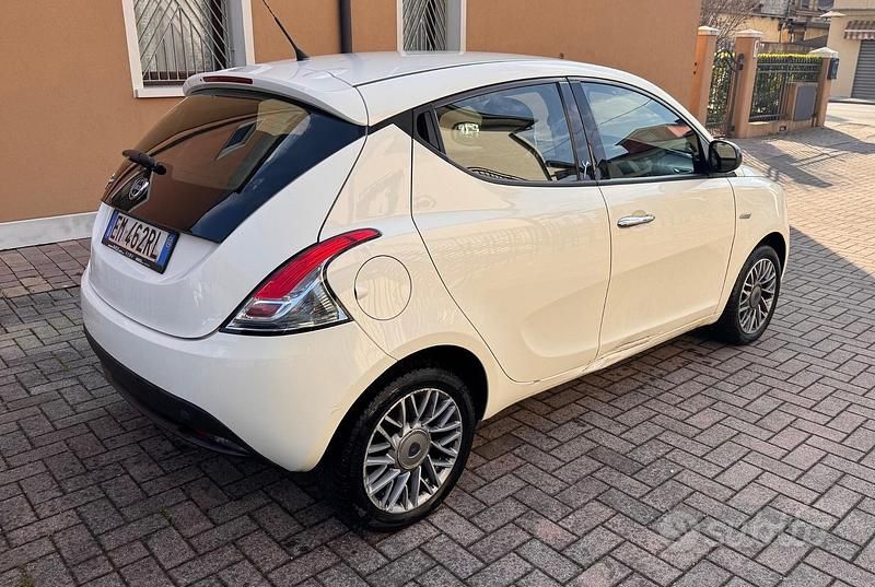 Usata Lancia Ypsilon 69 CV (50 kW) 2012 Bianco Utilitaria