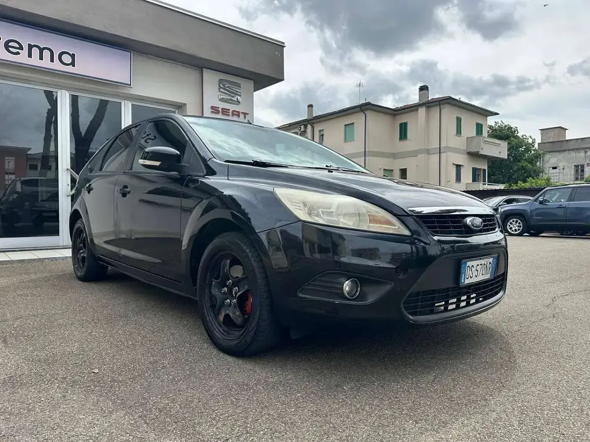 Käytetty Ford Focus 90 HP (66 kW) 2008 Musta Sedan