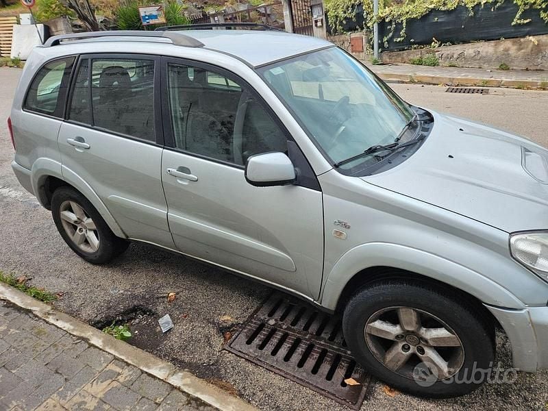 Usata Toyota RAV4 128 CV (94 kW) 2004 Grigio SUV