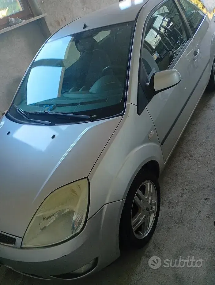Usata Ford Fiesta 49 CV (36 kW) 2006 Grigio Utilitaria