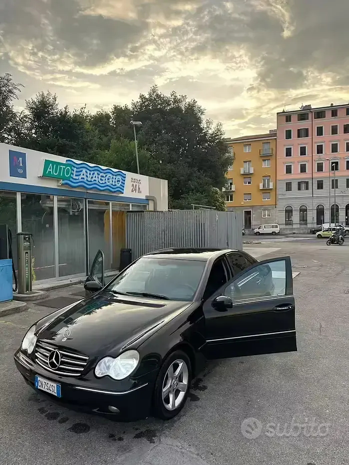 Usata Mercedes C200 122 CV (89 kW) 2005 Nero Berlina