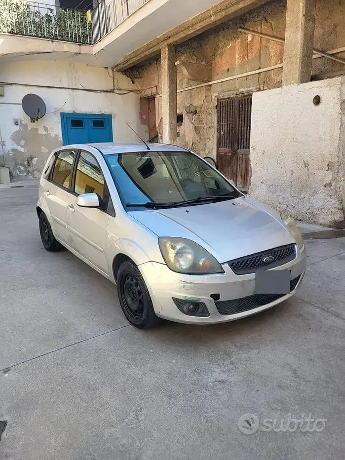 Usata Ford Fiesta 68 CV (50 kW) 2007 Grigio Utilitaria