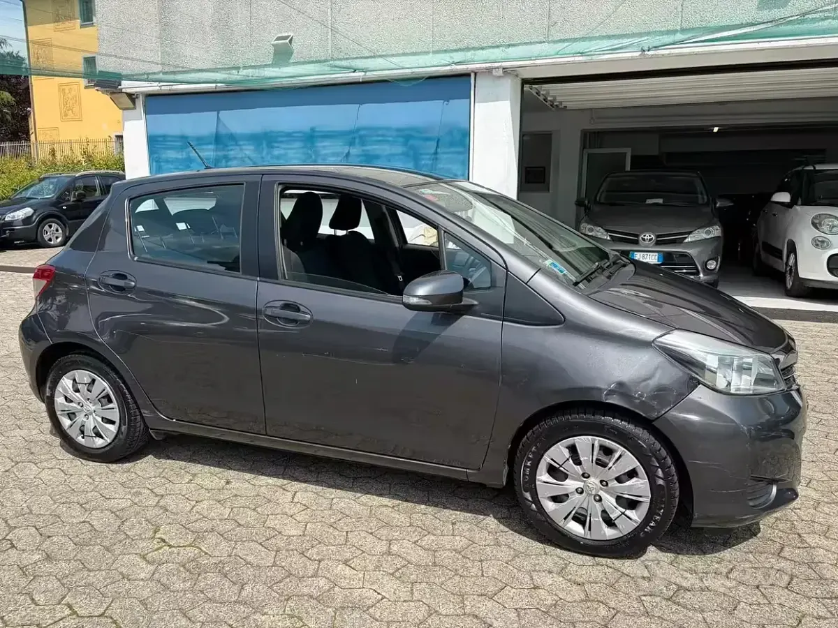 Usata Toyota Yaris Lounge 69 CV (50 kW) 2012 Grigio Utilitaria