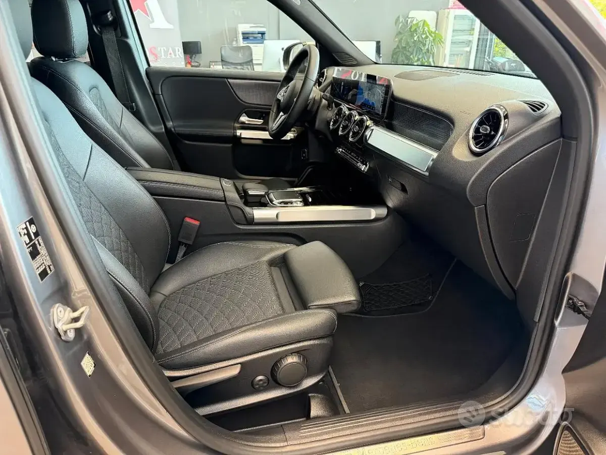 Usata Mercedes GLB200 150 CV (110 kW) 2020 Grigio SUV