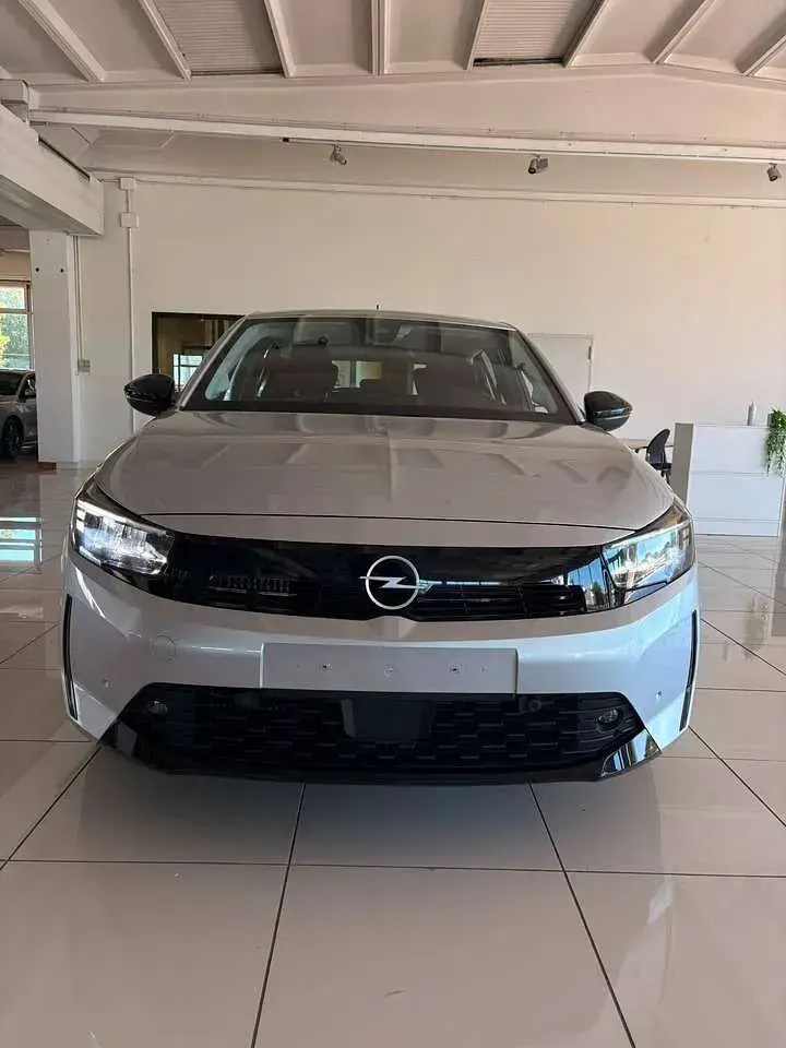 Usata Opel Corsa Edition 101 CV (74 kW) 2024 Argento Utilitaria