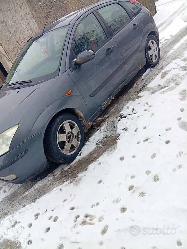 Begagnad Ford Focus 100 HK (73 kW) 2005 Blå Sedan