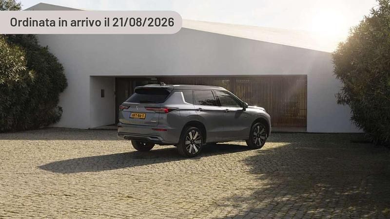 Nuova Mitsubishi Outlander P-HEV Invite 306 CV (225 kW) 2026 Argento SUV