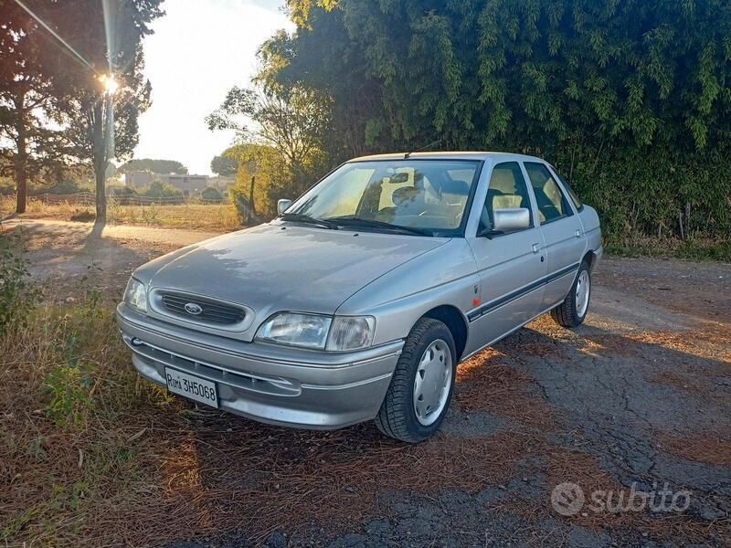 Usata 1993 Ford Escort Tre volumi | 6000 € - Immagine 1/4