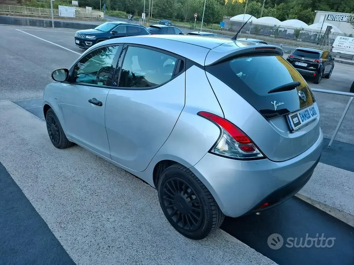 Usata Lancia Ypsilon 69 CV (50 kW) 2018 Grigio Utilitaria