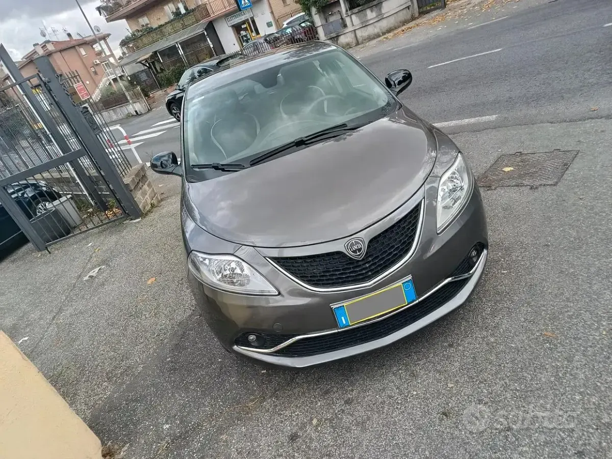 Usata Lancia Ypsilon Gold 69 CV (50 kW) 2018 Grigio Utilitaria